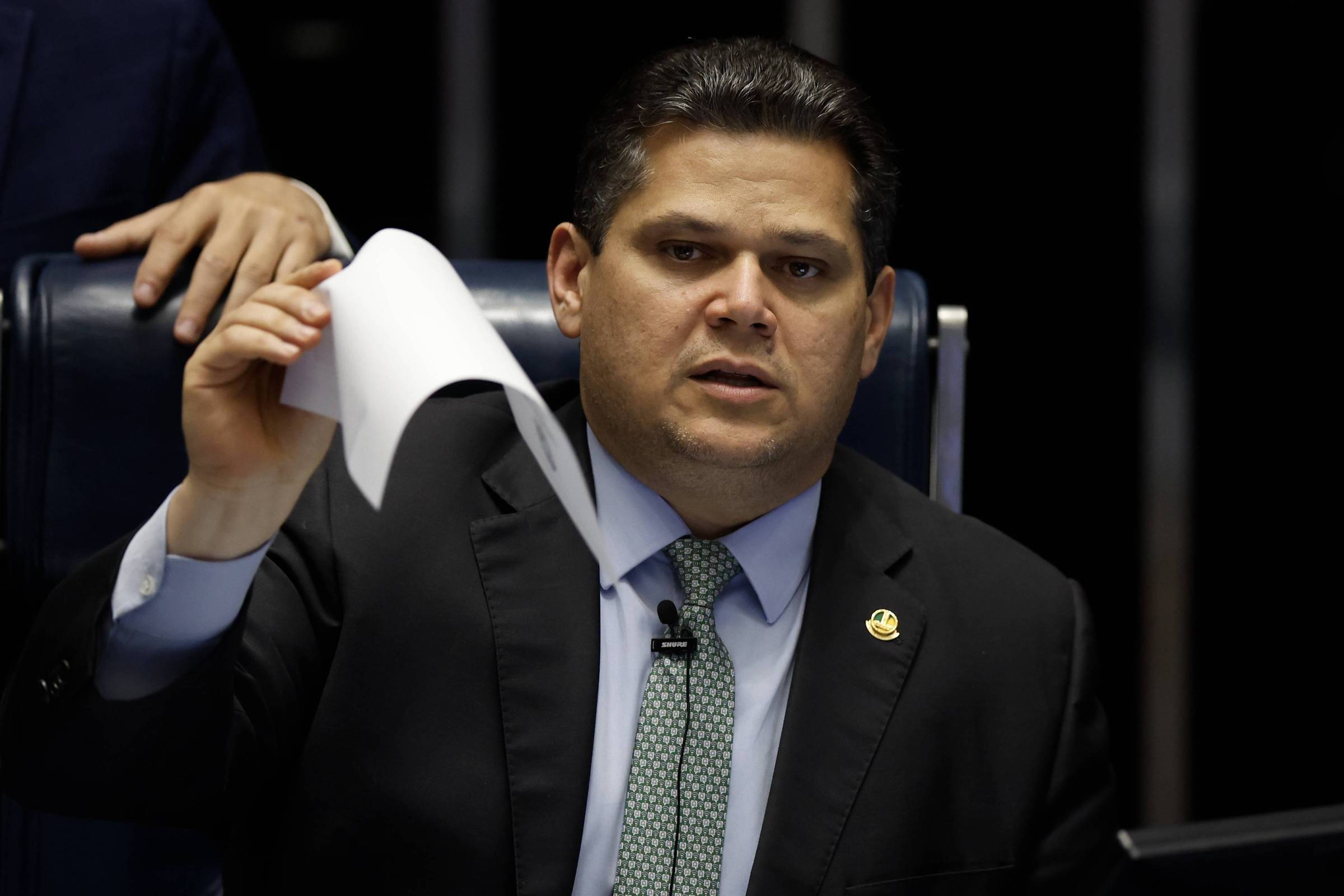 Senado condiciona anistia a Bolsonaro a decisão do STF sobre dosimetria