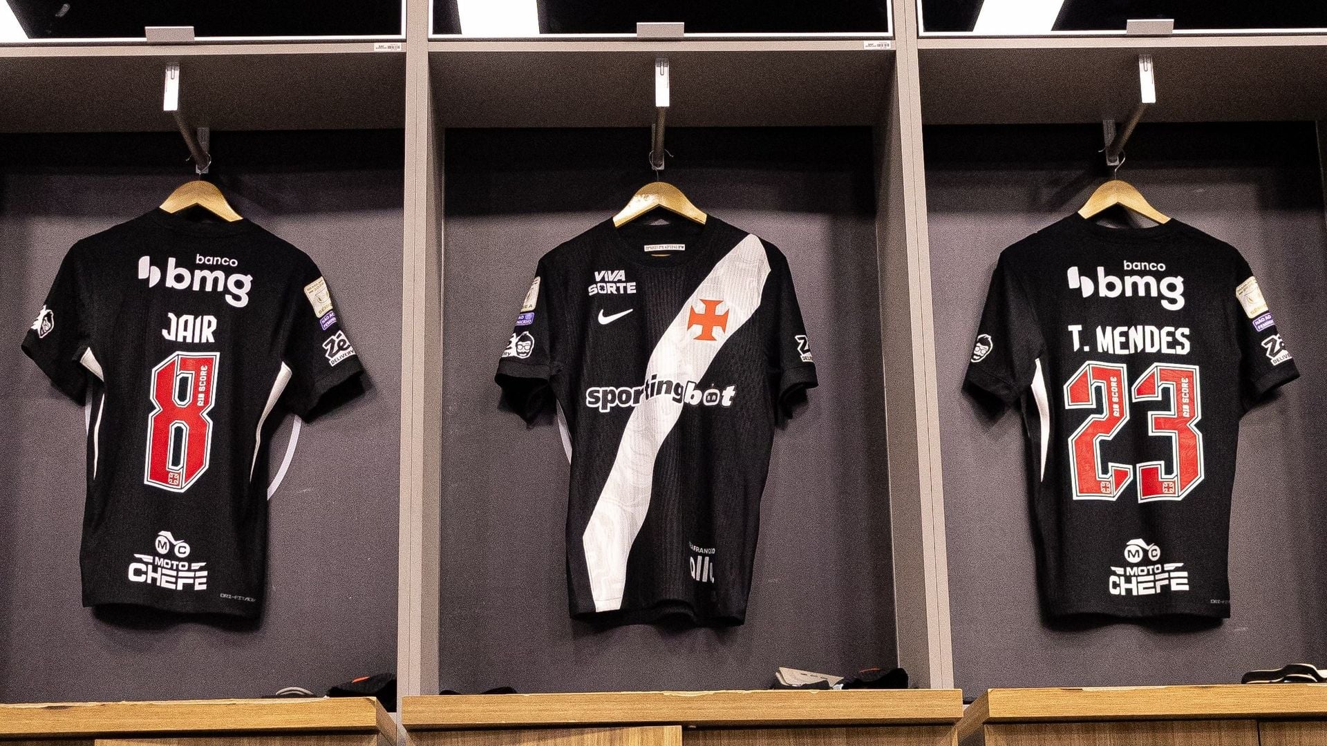 Vasco estampa site de IA como patrocínio máster e substitui marca no uniforme
