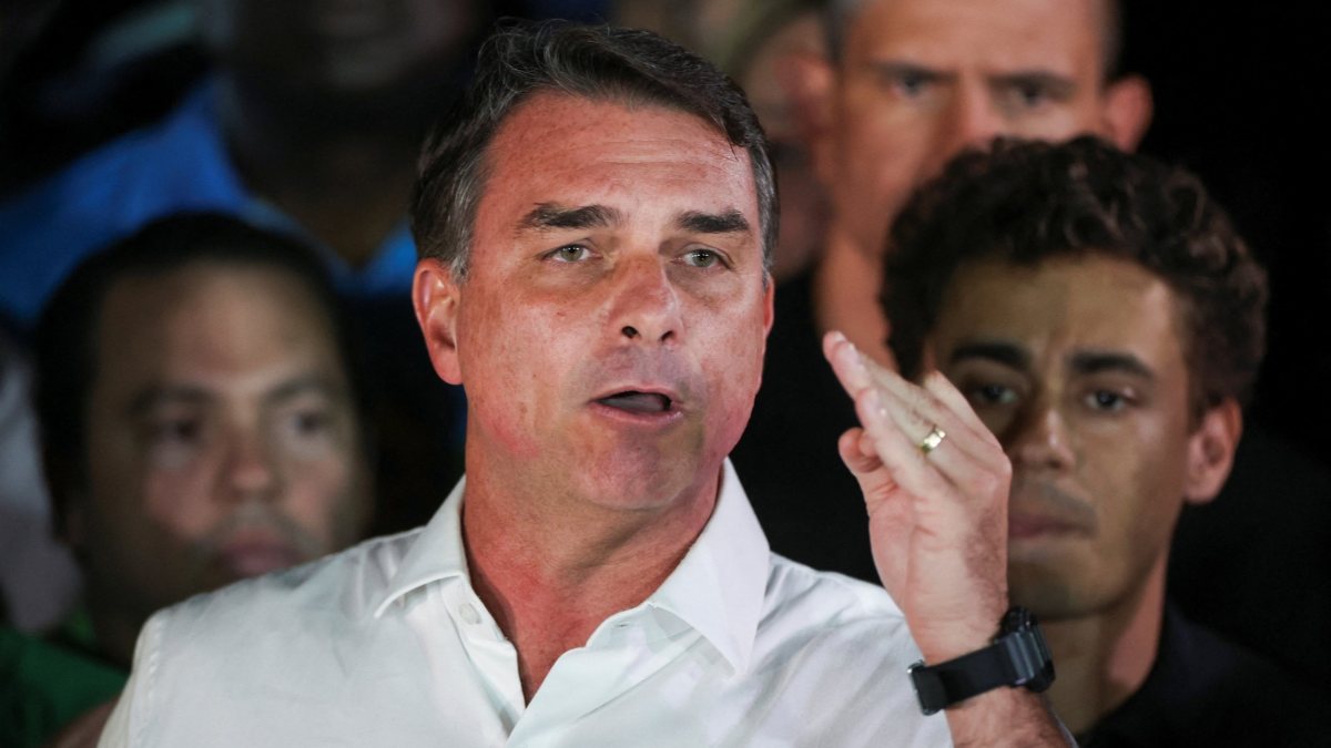 Aliados veem desgaste de Flávio Bolsonaro após carta e ida aos EUA