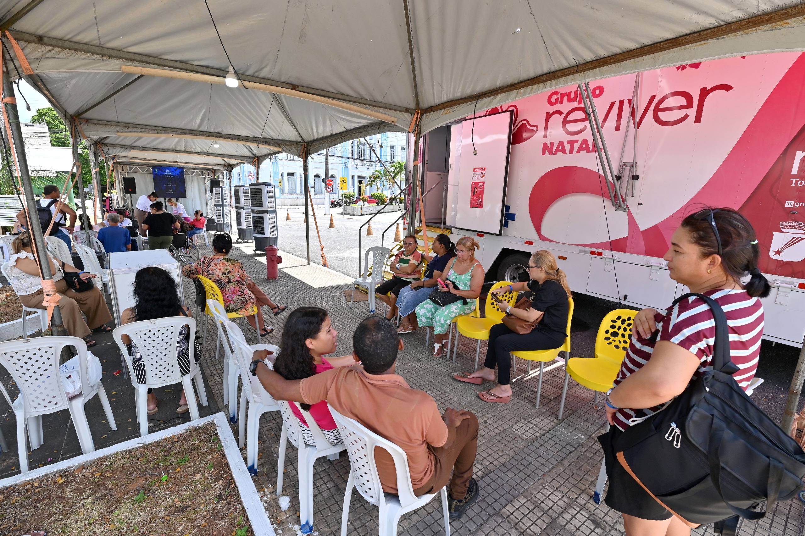 Atendimento de saúde e serviços gratuitos oferecidos pela Assembleia Legislativa durante a programação do Outubro Rosa em Natal