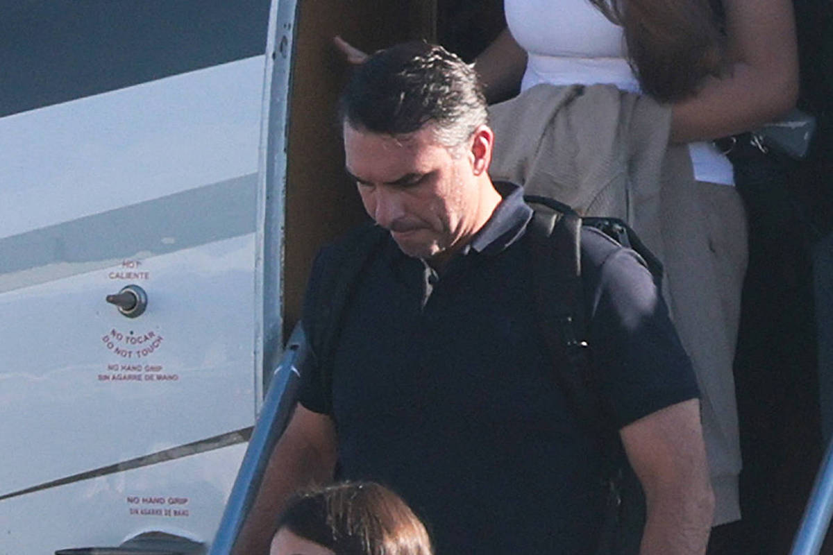 Coluna critica tentativa de elevar retórica de Flávio Bolsonaro a 'golpe'