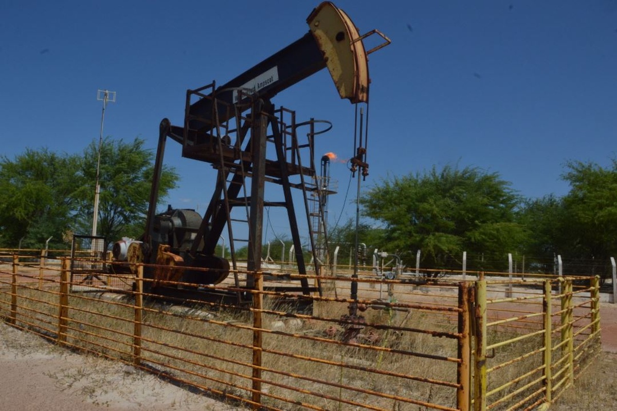 Bomba de extração de petróleo em campo terrestre do Rio Grande do Norte